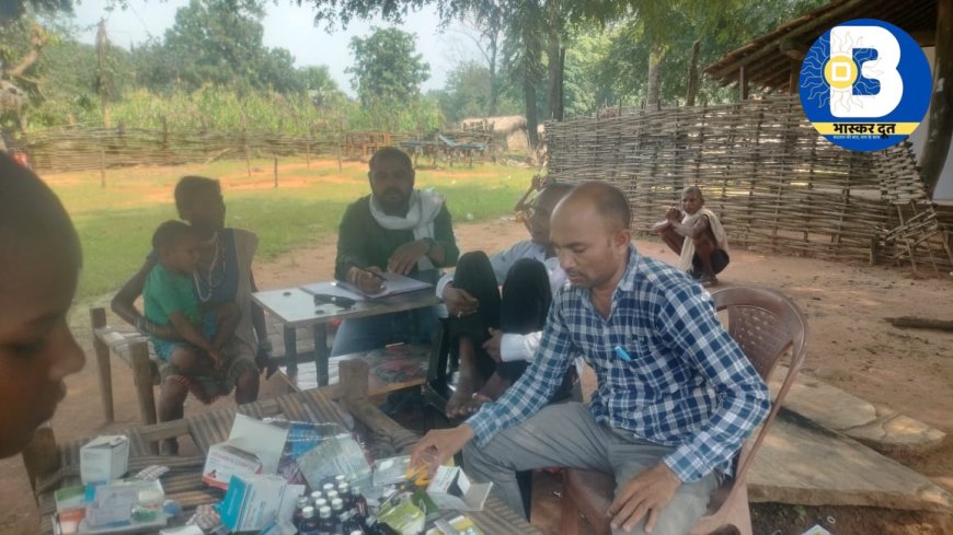 टीसी  बस्तर के अबूझमाड़ से लगे कोंडे तक पहुँची स्वास्थ्य सेवाएँ - इंद्रावती नदी में स्वयं नाव चलाकर गाँव पहुँचे स्वास्थ्य विभाग के कर्मचारी 